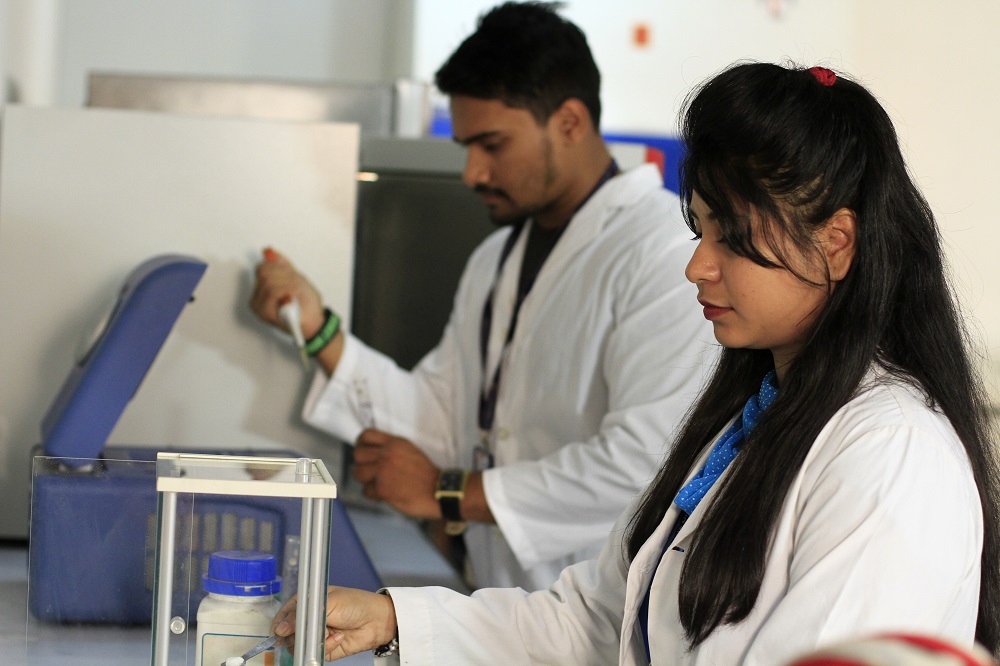 Students working at the laboratory.JPG
